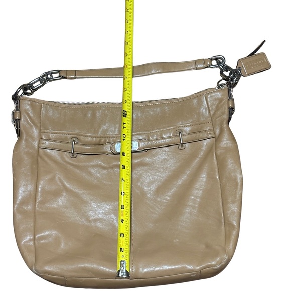 Elegant Tan Leather Shoulder Bag - Picture 1 of 5
